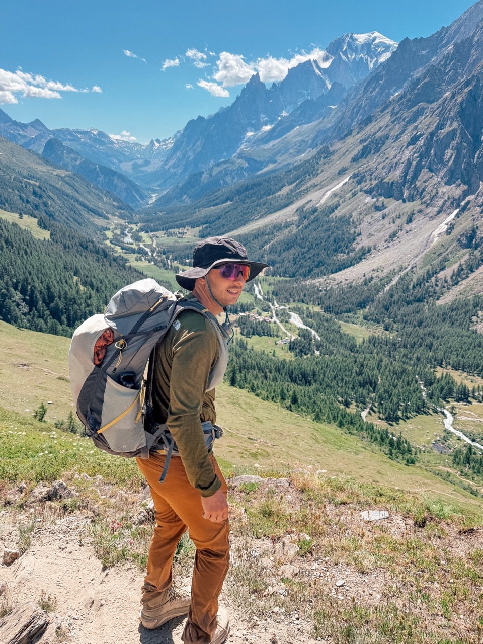 Jérémy Fissore en randonnée face au massif du Mont-Blanc