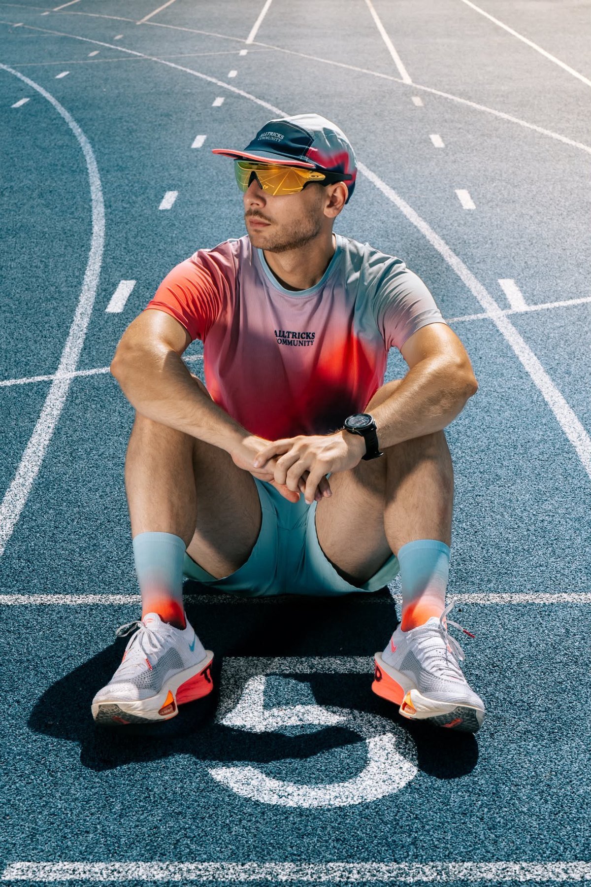 Jérémy Fissore assis sur une piste d’athlétisme