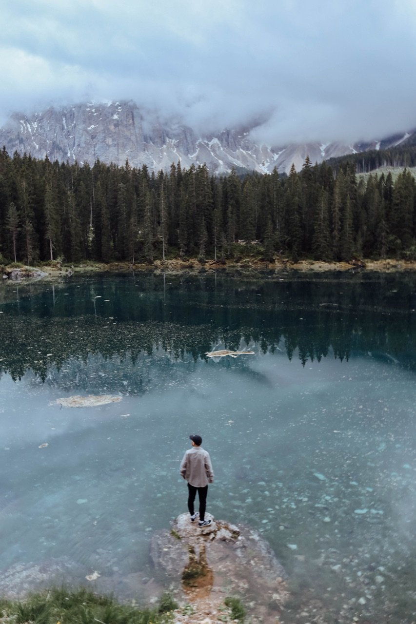 Jérémy Fissore devant un lac dans les Dolomites